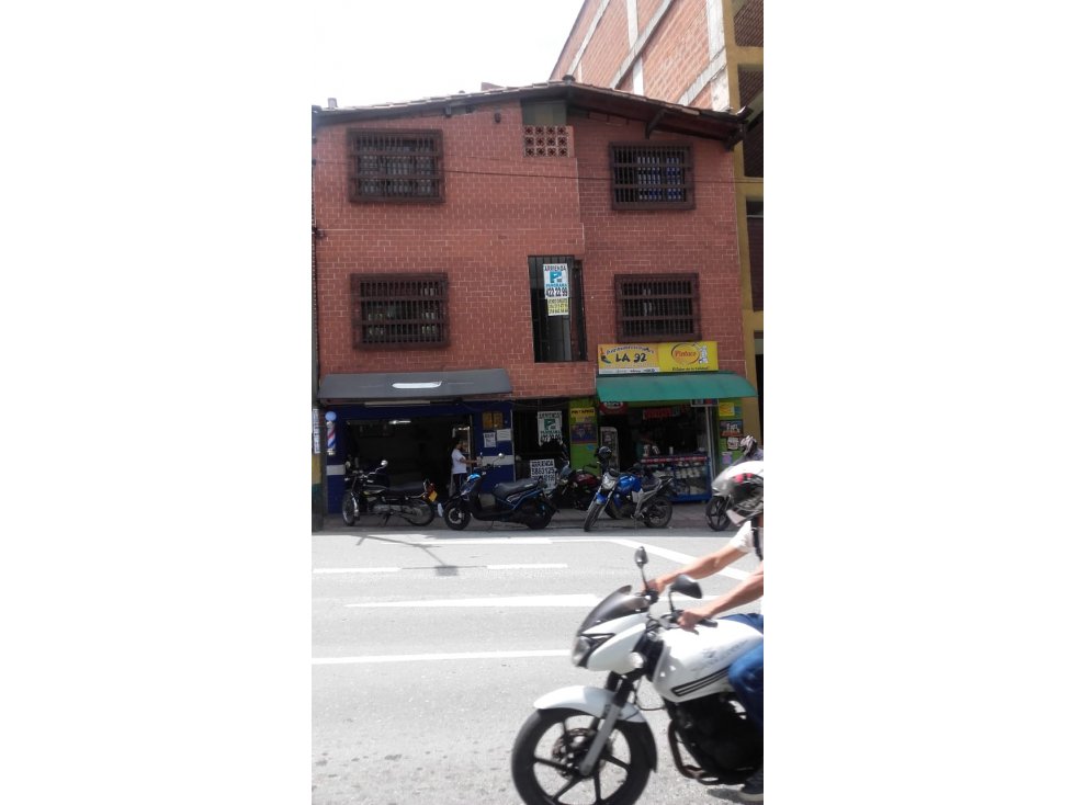 Edificio en Medellín Aparta Estudios 2 Locales   - La América